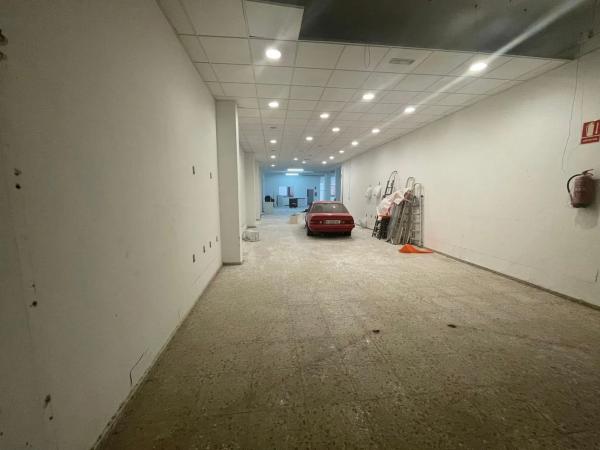 Local en avenida País Valenciano, 74