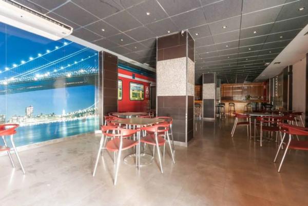 Local en calle la Serrana, 23