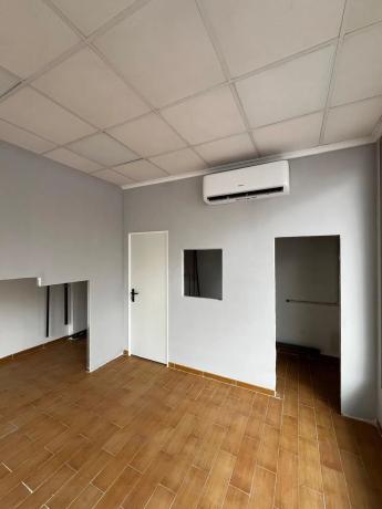 Local en calle Larramendi, 58