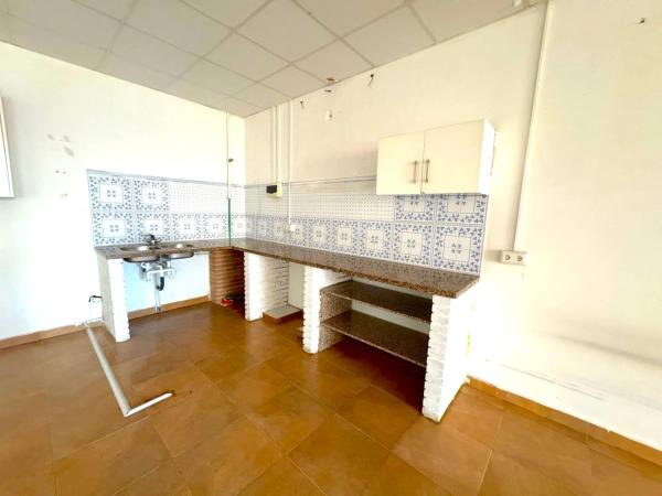 Local en avenida del Puerto, 12