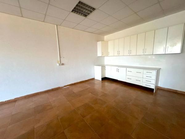 Local en avenida del Puerto, 12