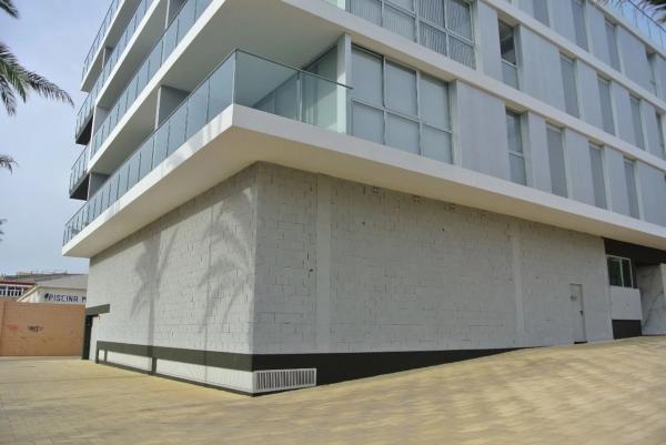 Local en carretera a La Playa