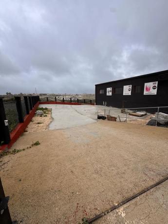 Nave en carretera de Hurchillo, 16