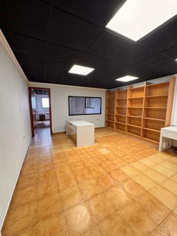 Nave en carretera de Hurchillo, 16