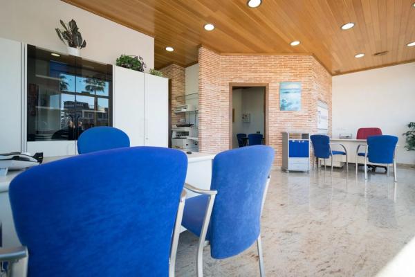 Local en avenida de las Adelfas