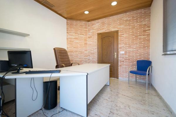 Local en avenida de las Adelfas