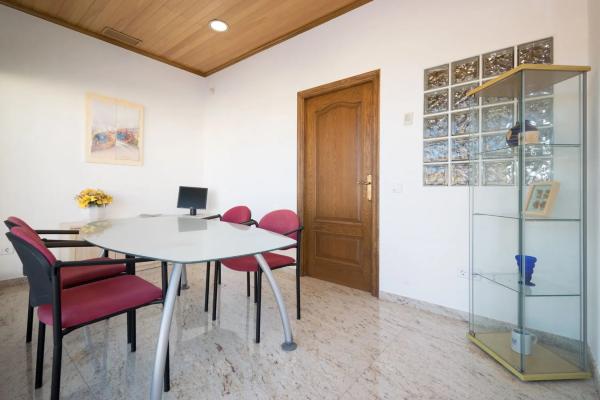 Local en avenida de las Adelfas