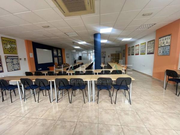 Local en Zona Pueblo