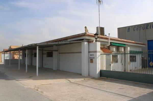 Nave en carretera de Cádiz