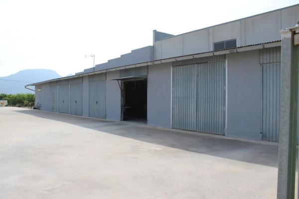 Nave en carretera de Cádiz