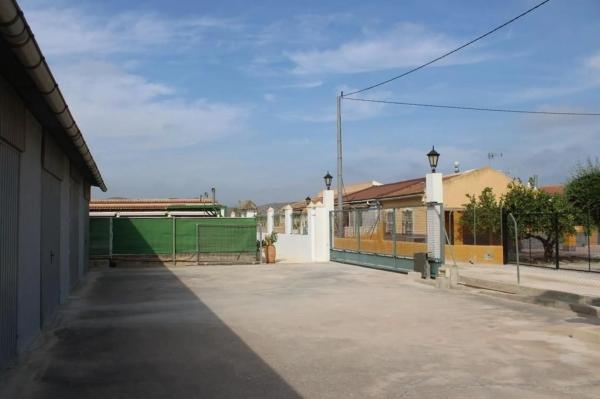 Nave en carretera de Cádiz