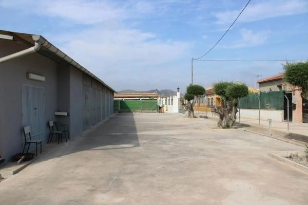 Nave en carretera de Cádiz