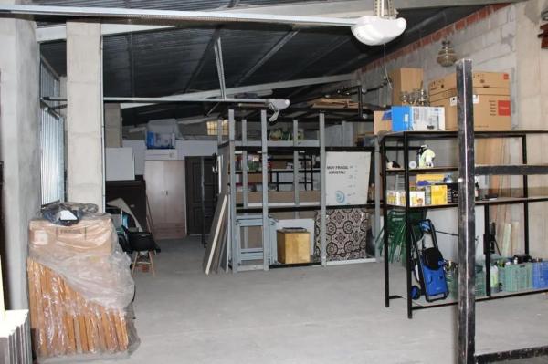 Nave en carretera de Cádiz