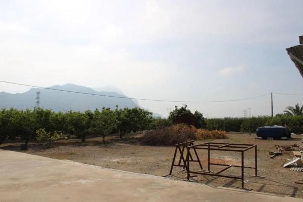 Nave en carretera de Cádiz