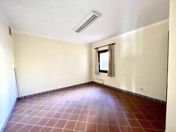 Local en avenida Roentgen, 5