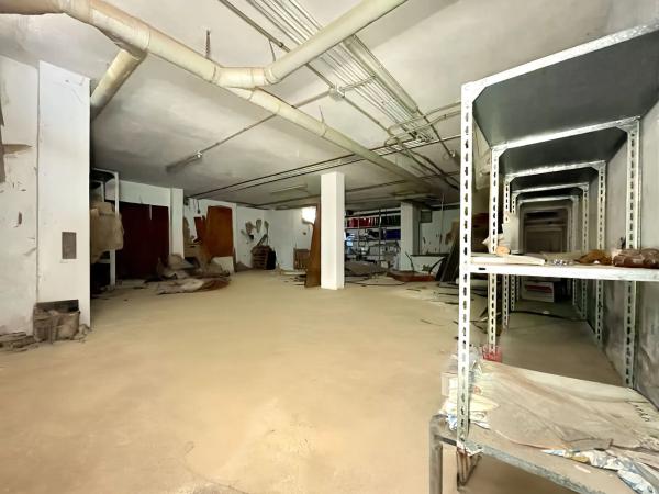 Local en avenida Roentgen, 5