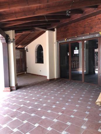 Local en avenida Roentgen, 2