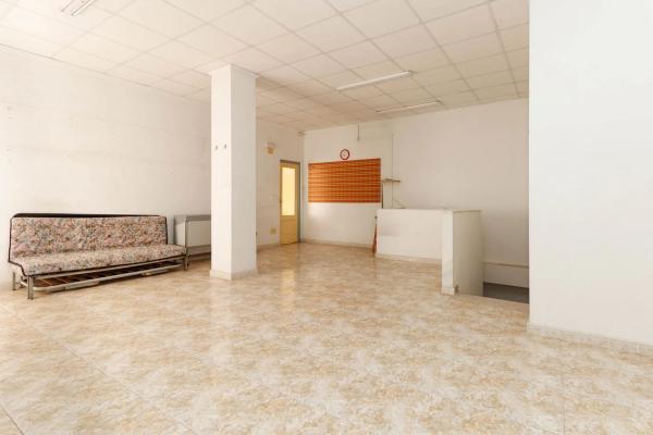 Local en calle la Loma, 82