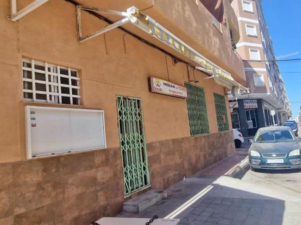 Local en calle Almudena