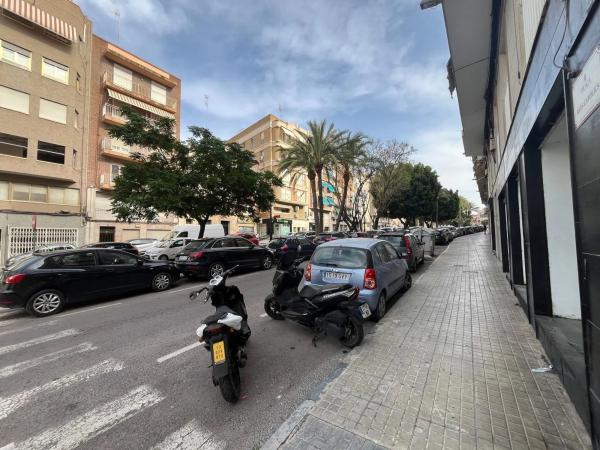 Local en plaza Reis Catòlics, 32