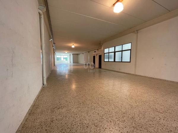 Nave en calle Sax, 30