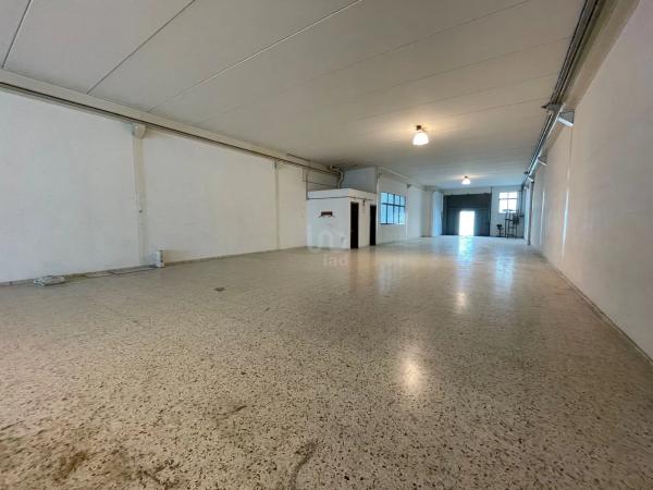 Nave en calle Sax, 30