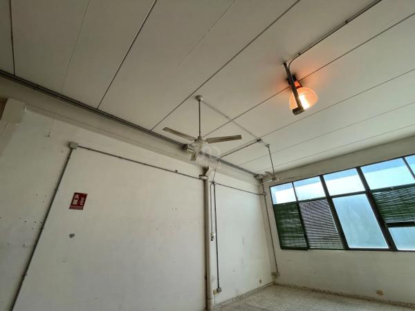 Nave en calle Sax, 30