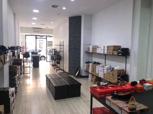 Local en calle Blas Valero, 38