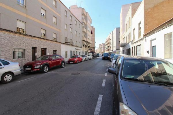 Local en calle Esperidion Porta Requesens