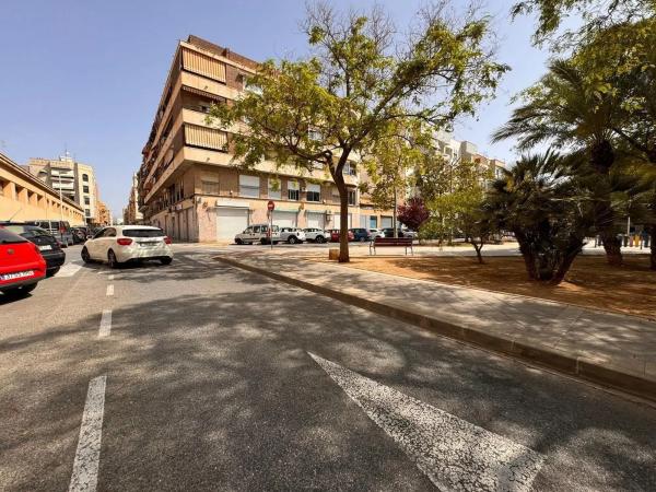 Local en calle Felipe Moya