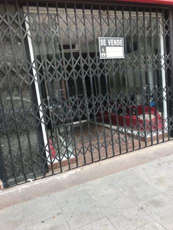 Local en calle Reina Victoria, 105