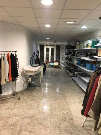 Local en calle Reina Victoria, 105