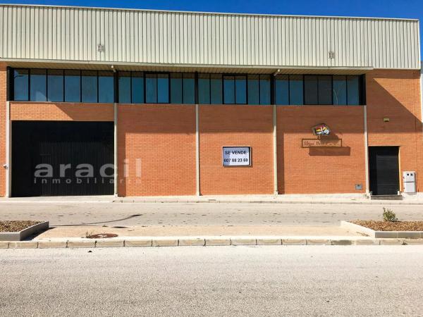 Nave en calle del Ferrocarril