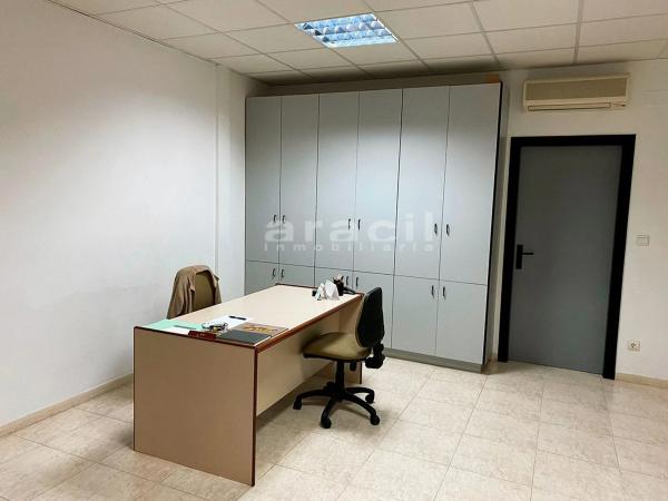 Nave en calle del Ferrocarril