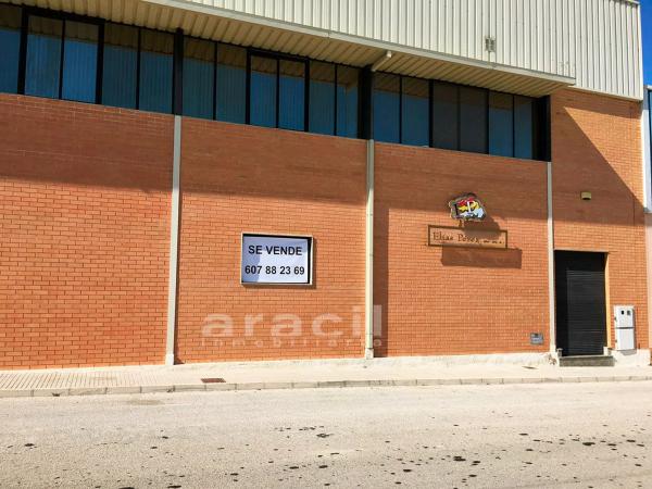 Nave en calle del Ferrocarril