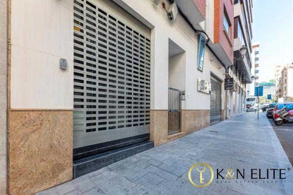 Local en calle Pintor Agrasot, 3