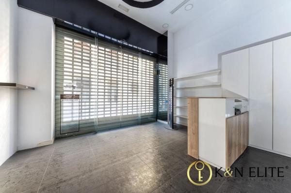 Local en calle Pintor Agrasot, 3