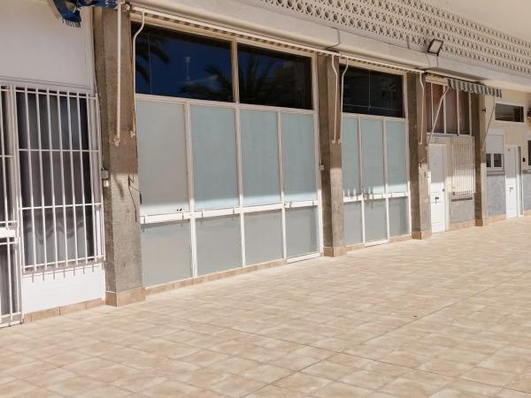 Local en avenida Benidorm, 18