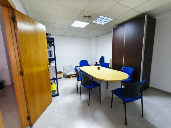 Local en avenida Deportista Isabel Fernández