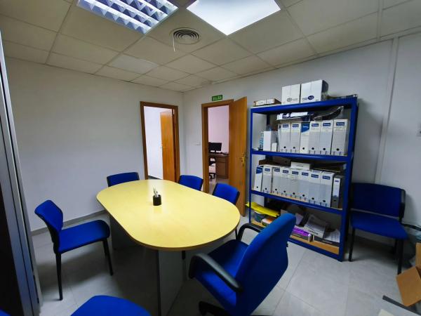 Local en avenida Deportista Isabel Fernández