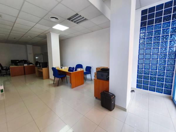 Local en avenida Deportista Isabel Fernández