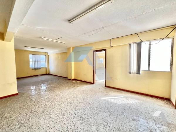 Local en avenida d'Oriola, 6