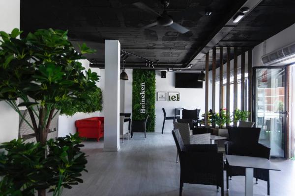 Local en avenida Países Escandinavos, 8