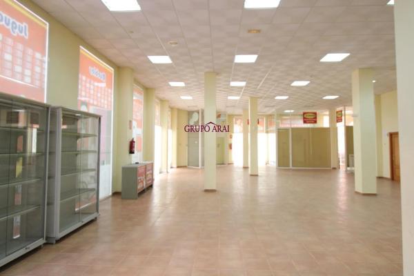 Local en avenida d'Oriola, 20