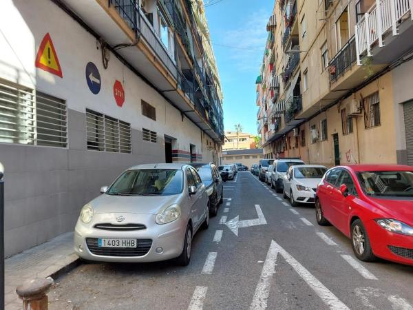 Local en calle Rosalía de Castro, 2