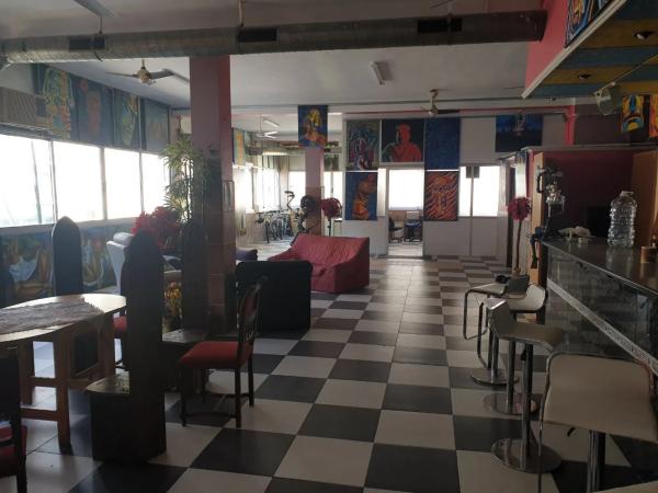 Local en plaza Argel s/n