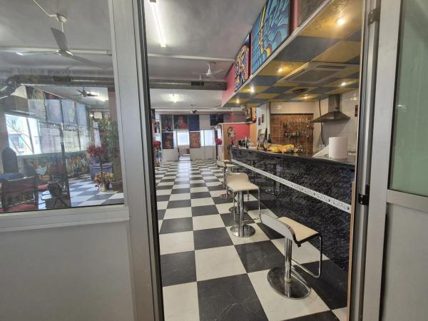 Local en plaza Argel s/n