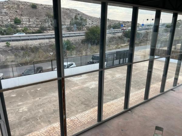 Local en camino de las Parras, 69