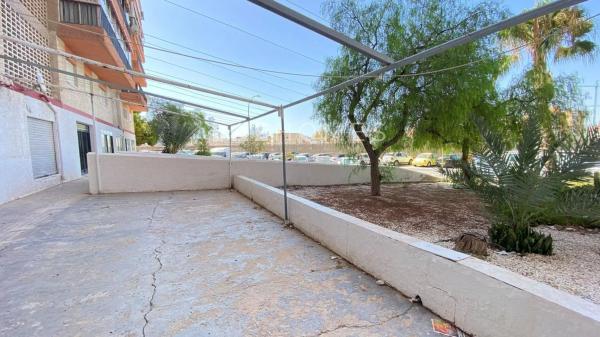 Local en calle Benillup