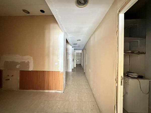 Local en avenida de los Condes de Soto Ameno